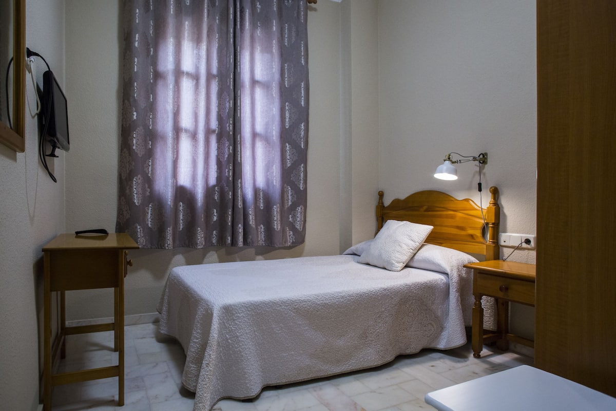 Muebles diferentes, escritorio y tabla de planchar con plancha