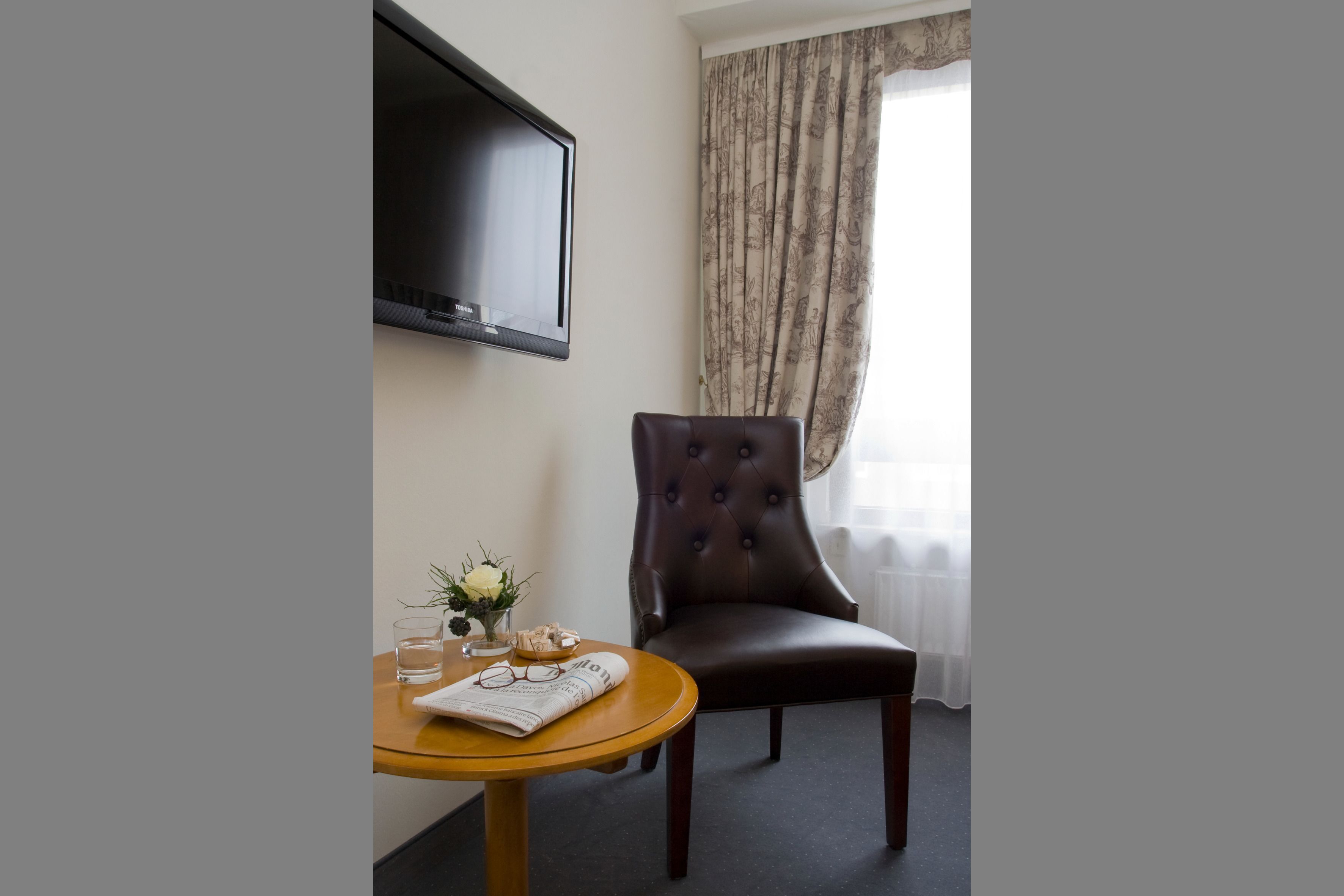 hypo-allergenic bedding, pillow-top beds, desk, blackout curtains