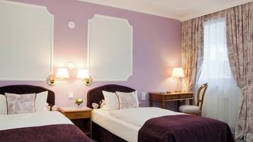 Literie hypoallergénique, surmatelas, bureau, rideaux occultants