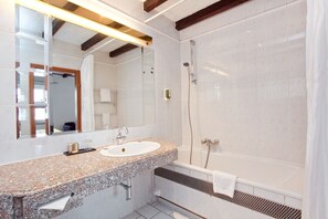 Articles de toilette (gratuits), séchoir à cheveux, serviettes fournies