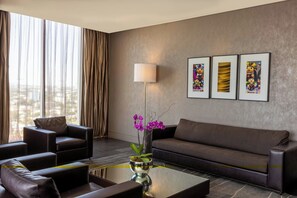 Suíte presidencial, 2 quartos, vista para a cidade | Sala de estar | TV LCD 32 polegadas com canais a cabo, TV, dock para iPod