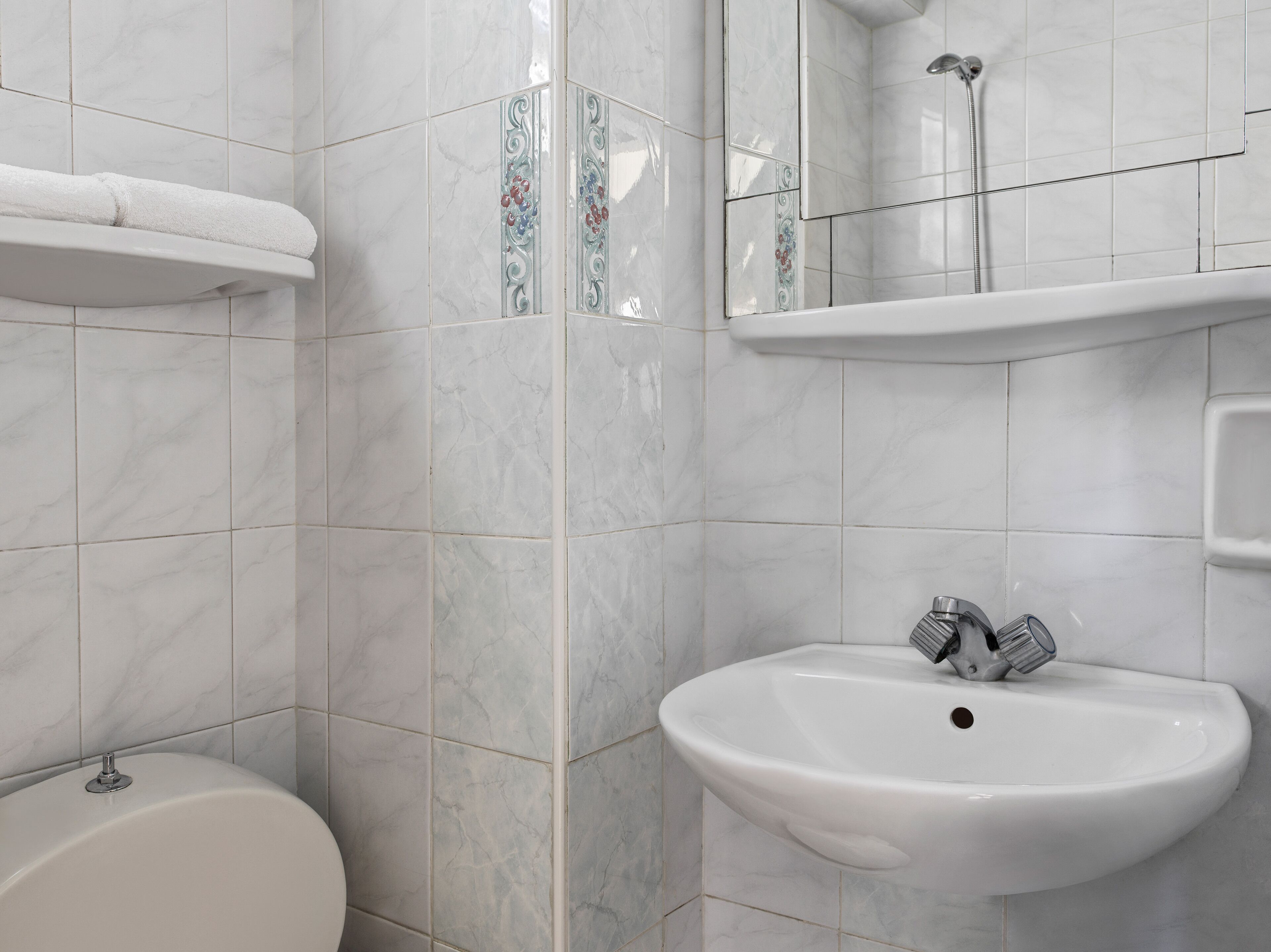 hypo-allergenic bedding, desk, free wifi, bed sheets