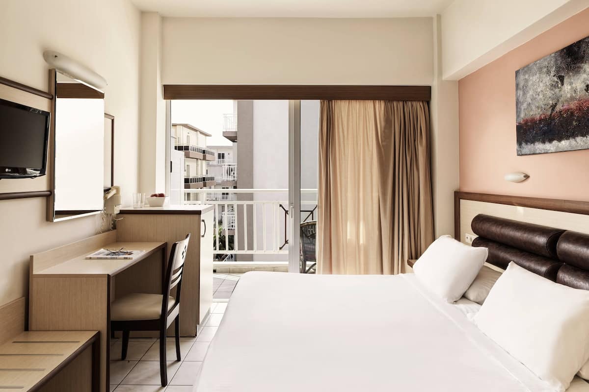 Hypo-allergenic bedding, in-room safe, desk, free WiFi