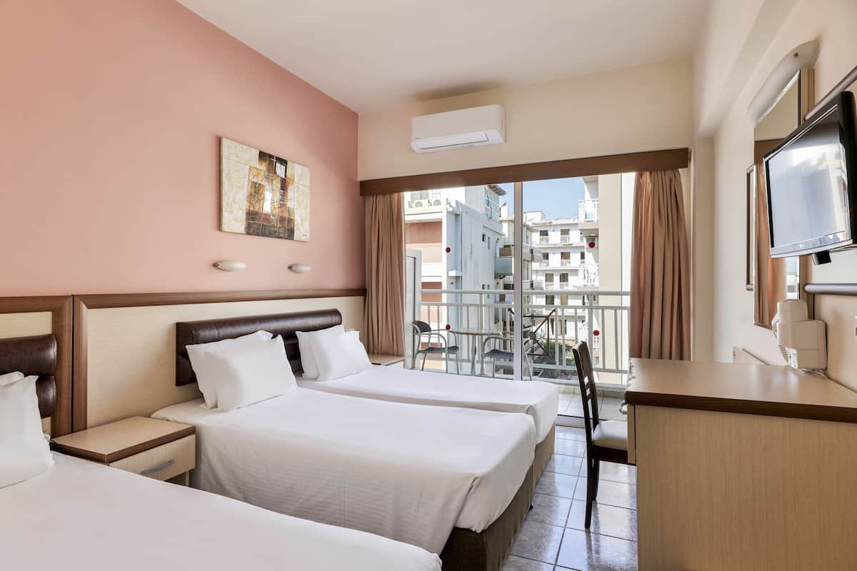Hypo-allergenic bedding, in-room safe, desk, free WiFi