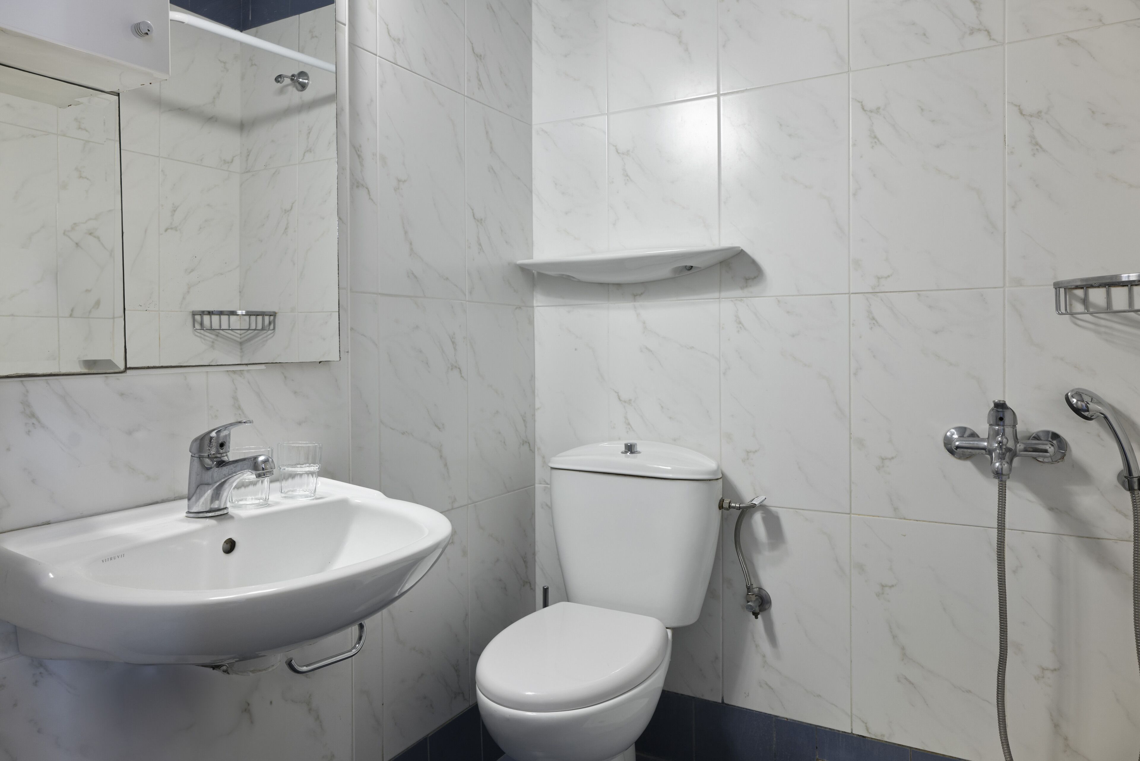 hypo-allergenic bedding, desk, free wifi, bed sheets