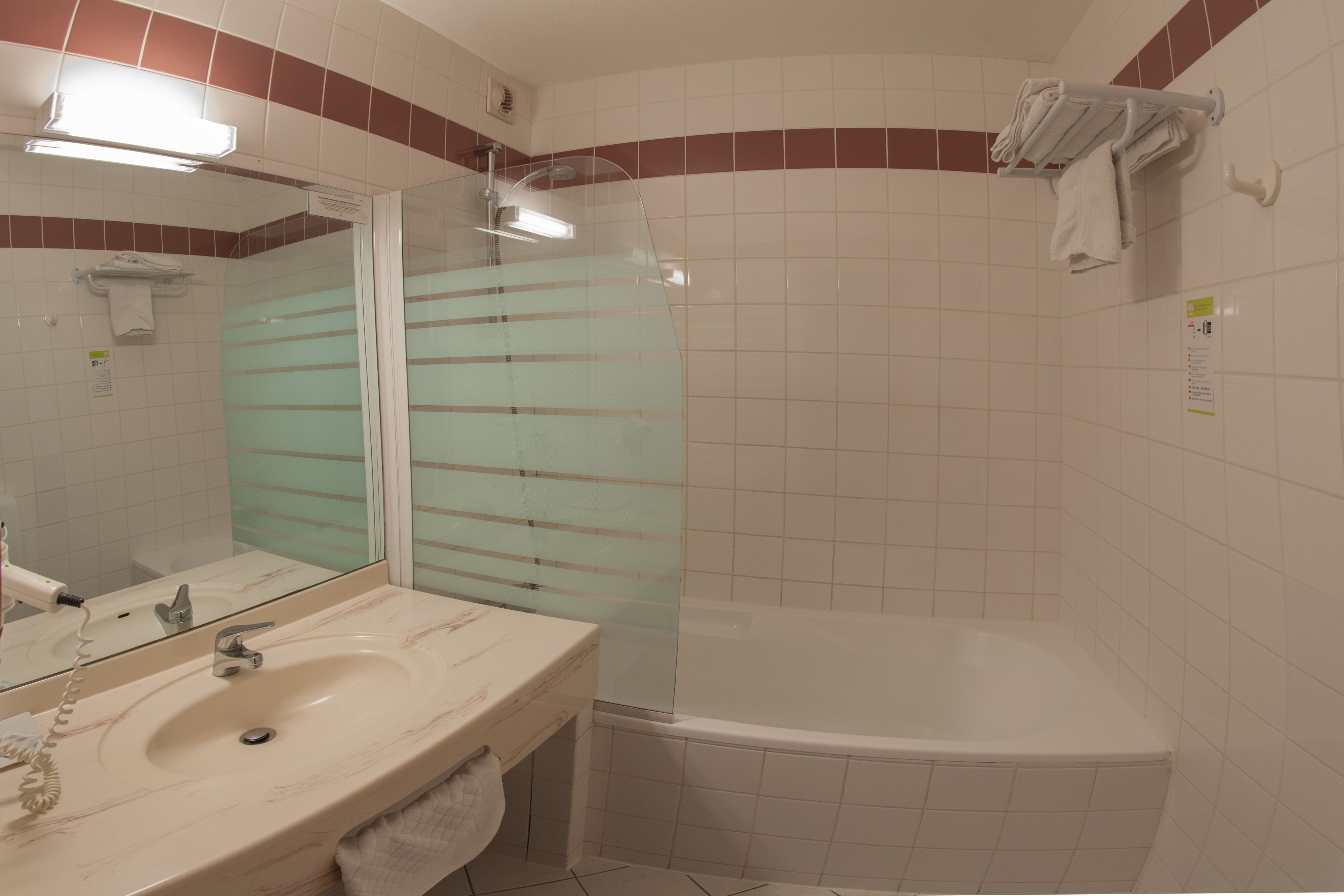 standard double room | bathroom | free toiletries, hair dryer, towels