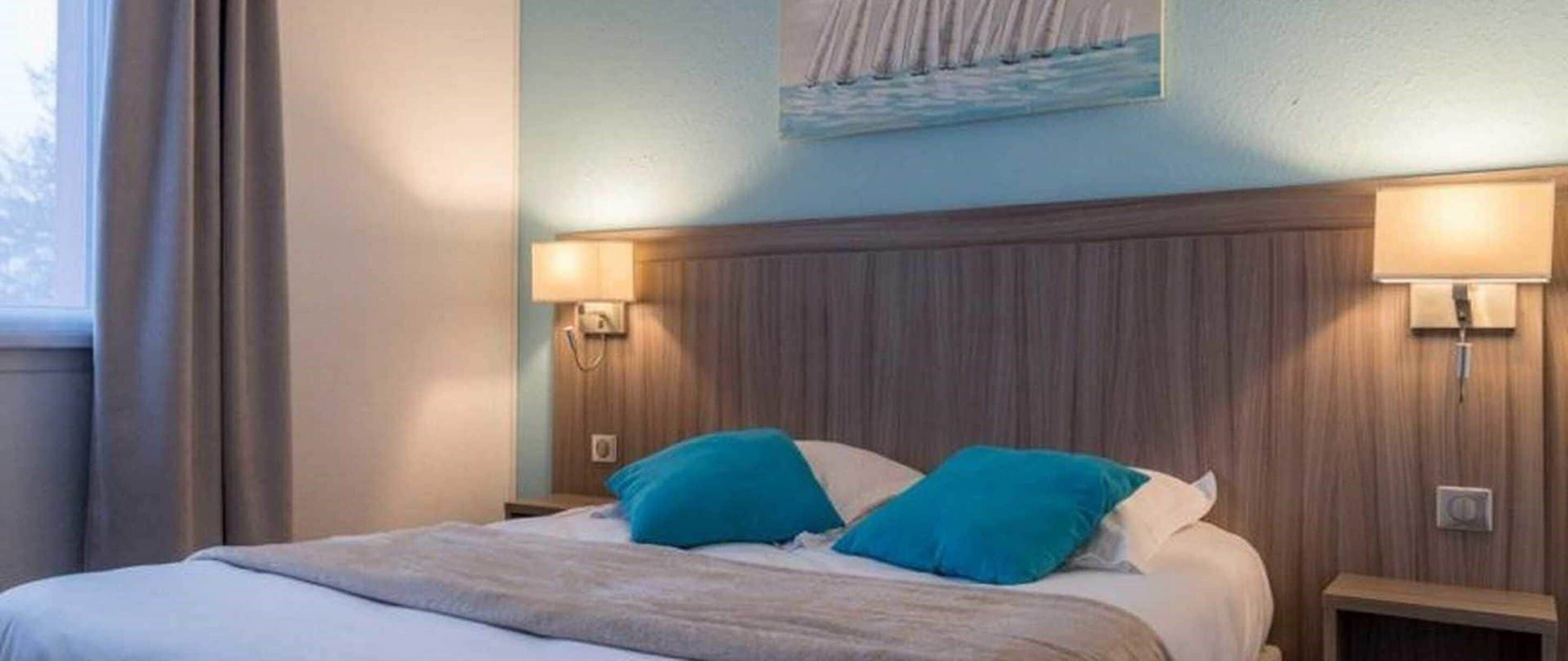 Doppia Standard | Una scrivania, tende oscuranti, insonorizzazione, ferro/asse da stiro