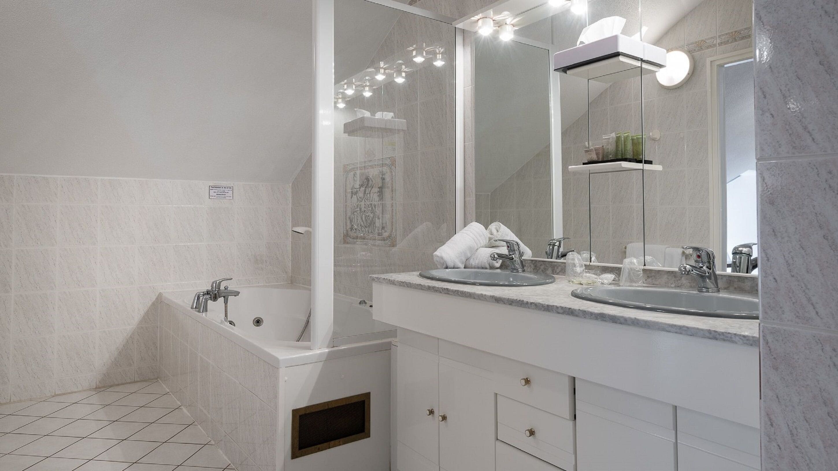 Camera familiare, idromassaggio | Bagno | Set di cortesia gratuito, asciugacapelli, asciugamani