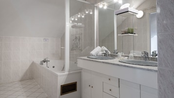 Quarto família, banheira de hidromassagem | Banheiro | Produtos de toalete grátis, secador de cabelo, toalhas de banho