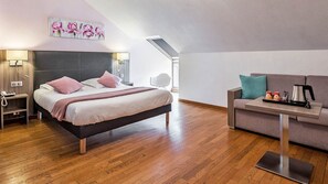 Family Room, Jetted Tub | Desk, blackout drapes, soundproofing, iron/ironing board - Hôtel - Restaurant L'évidence (Neufchateau)