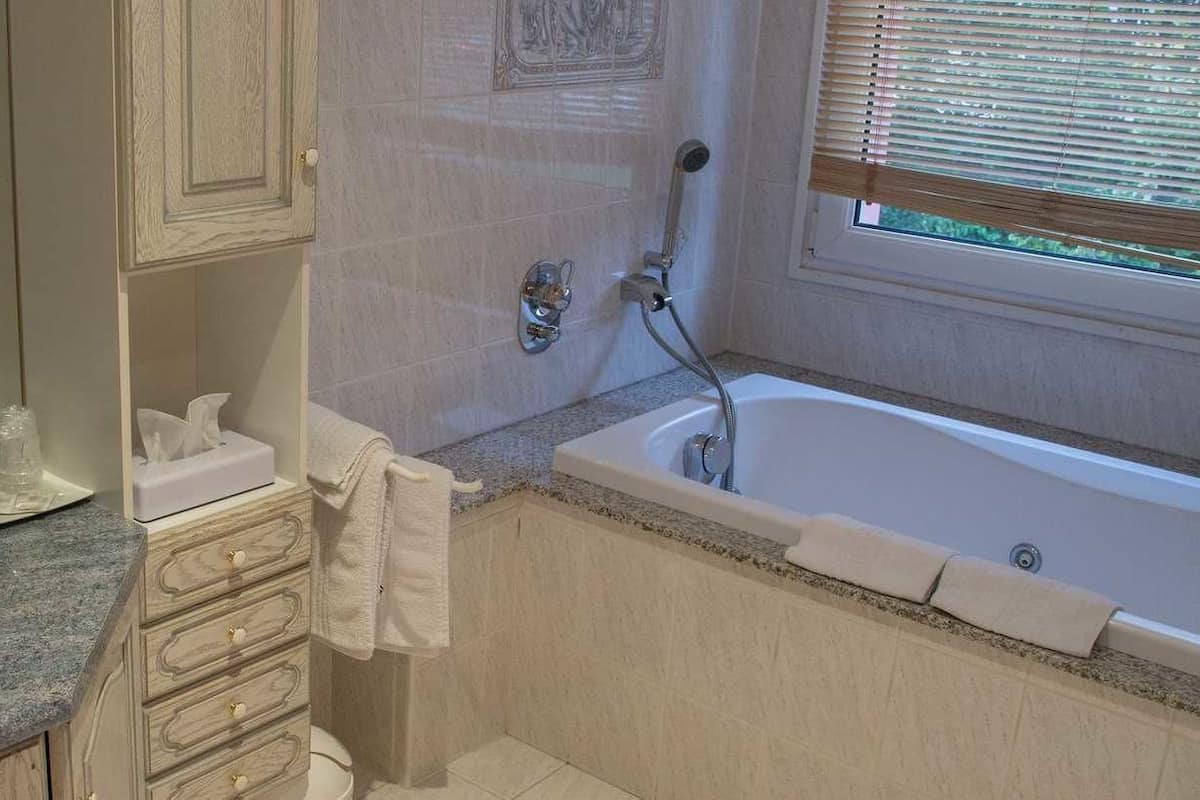 double room, annex building | bathroom | free toiletries, hair dryer, towels