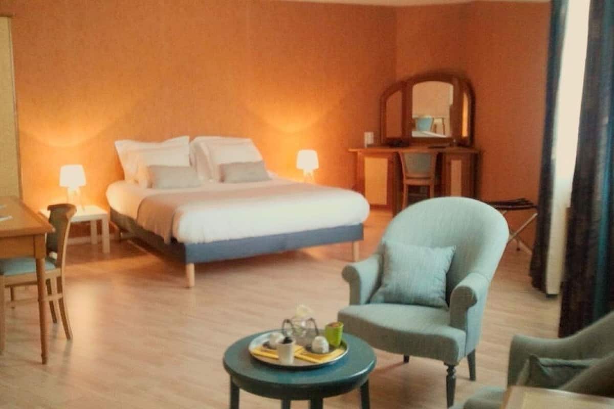 superior double room, jetted tub | desk, blackout curtains, soundproofing, iron/ironing board