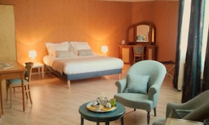Superior Double Room, Jetted Tub | Desk, blackout curtains, soundproofing, iron/ironing board