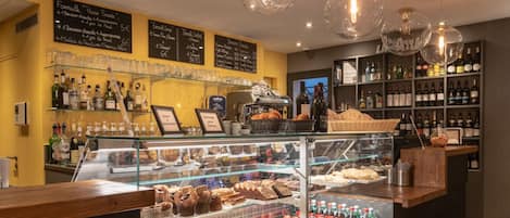 Desayuno buffet (EUR 13.5 por persona)