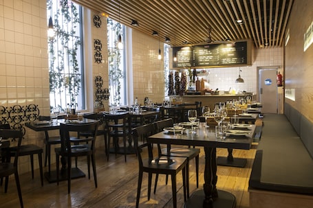 Se sirven almuerzos y cenas, cocina mediterránea. Posada del Dragón Boutique Hotel