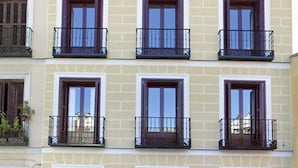 Un immeuble doté de nombreux balcons et dont l’entrée au rez-de-chaussée porte l’inscription « POSADA DEL DRAGON ».