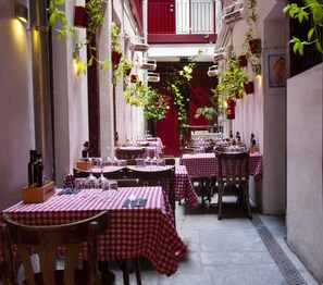 Ze serveren er lunch en diner 