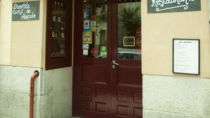 La façade d’un restaurant avec une enseigne indiquant : « La Antonita 16 JABONES ».