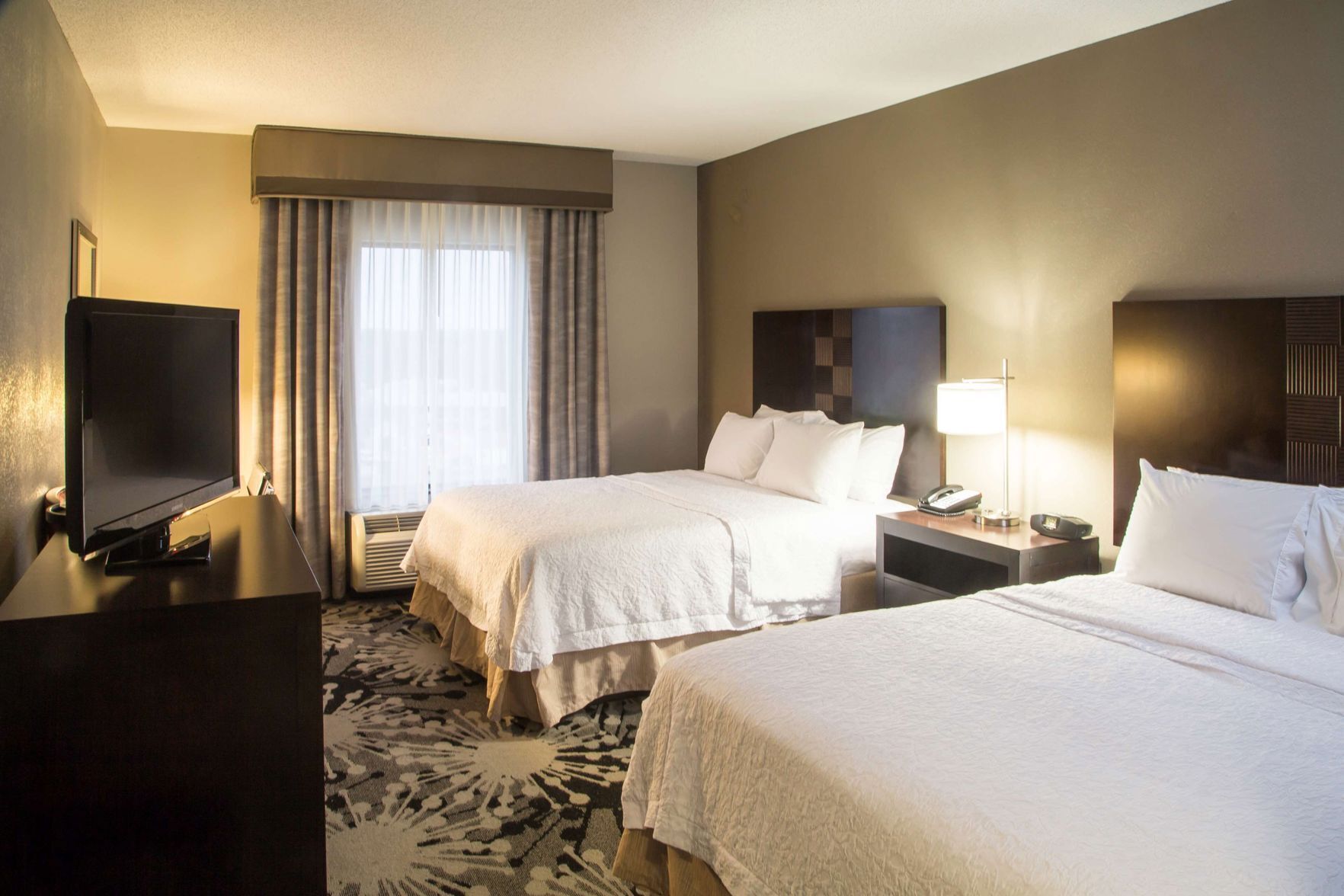 خزنة داخل الغرفة ومكتب ومكواة/لوح كي وواي فاي مجانًا