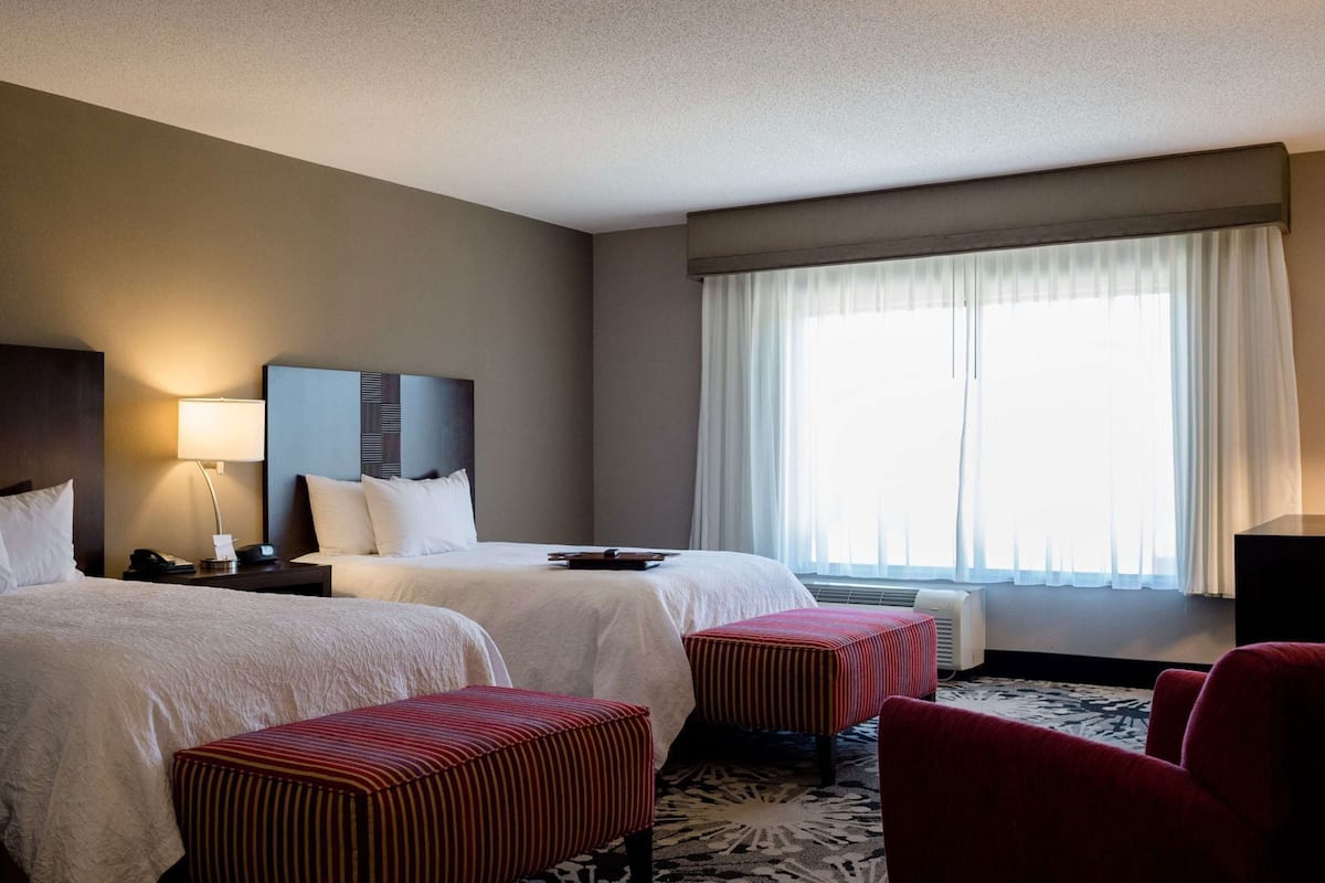 Värdeförvaringsskåp på rummet, skrivbord och strykjärn/strykbräda