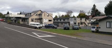 A motel with a sign reading "Ruapehu Mountain Motel & Lodge".