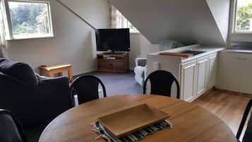 Apartamento standard, 2 quartos | Área de estar