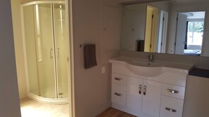 Standard-Apartment, 2 Schlafzimmer | Badezimmer | Dusche, kostenlose Toilettenartikel, Haartrockner, Handtücher