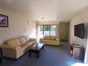 Chalet, 4 Bedrooms | Living room