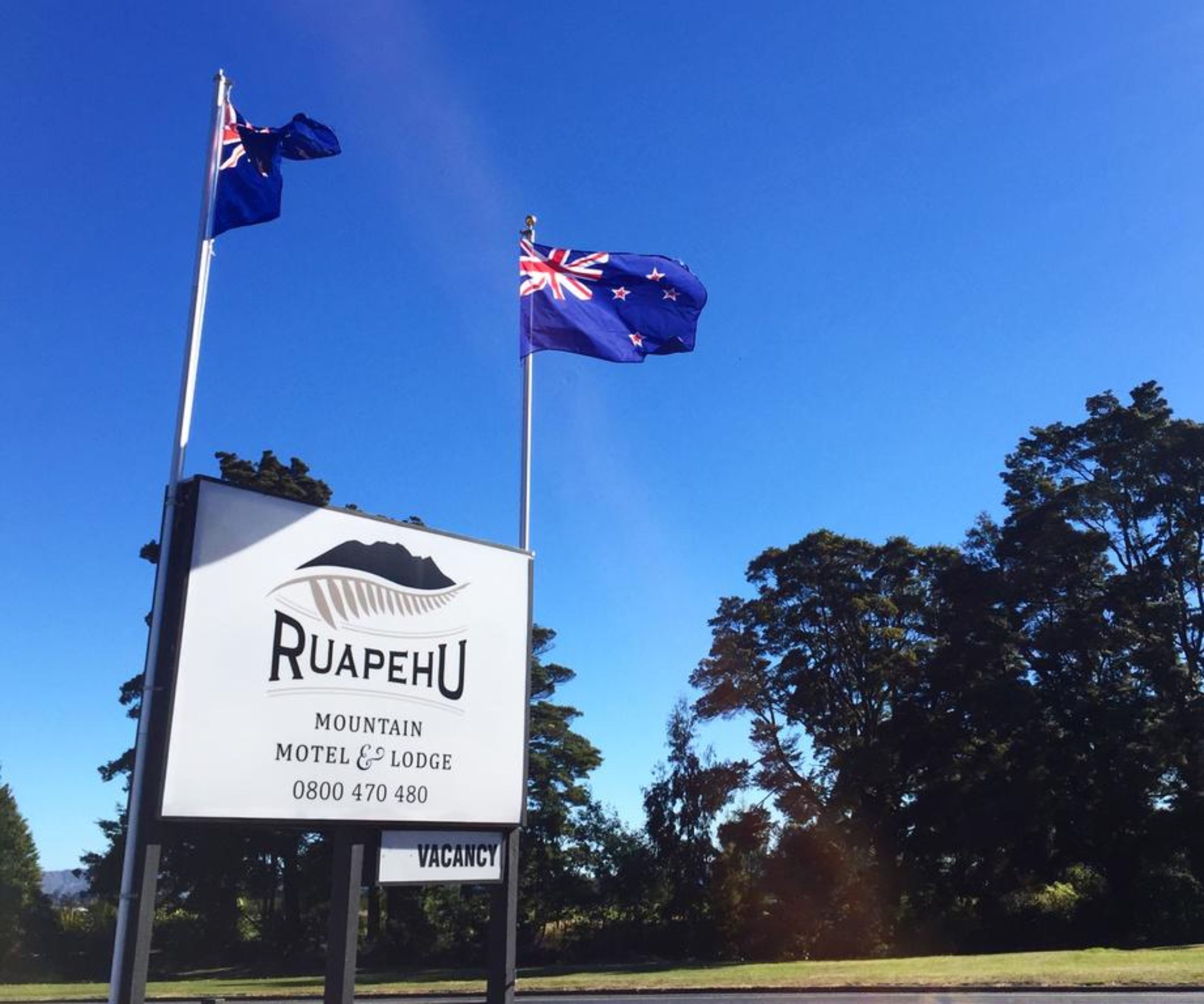 A sign for Ruapehu Mountain Motel & Lodge with a vacancy notice.
