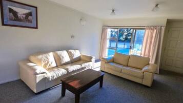 Chalet, 4 Bedrooms | Living room