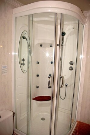 Bathroom shower - Hotel Dracos Cebreros (Cebreros)