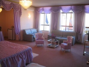 Suite | Desk, cribs/infant beds, rollaway beds, free WiFi