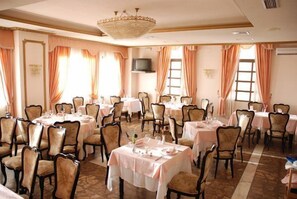 Lunch and dinner served, local cuisine