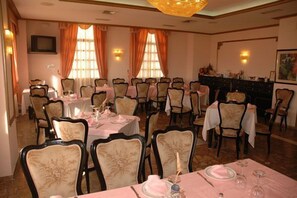 Lunch and dinner served, local cuisine