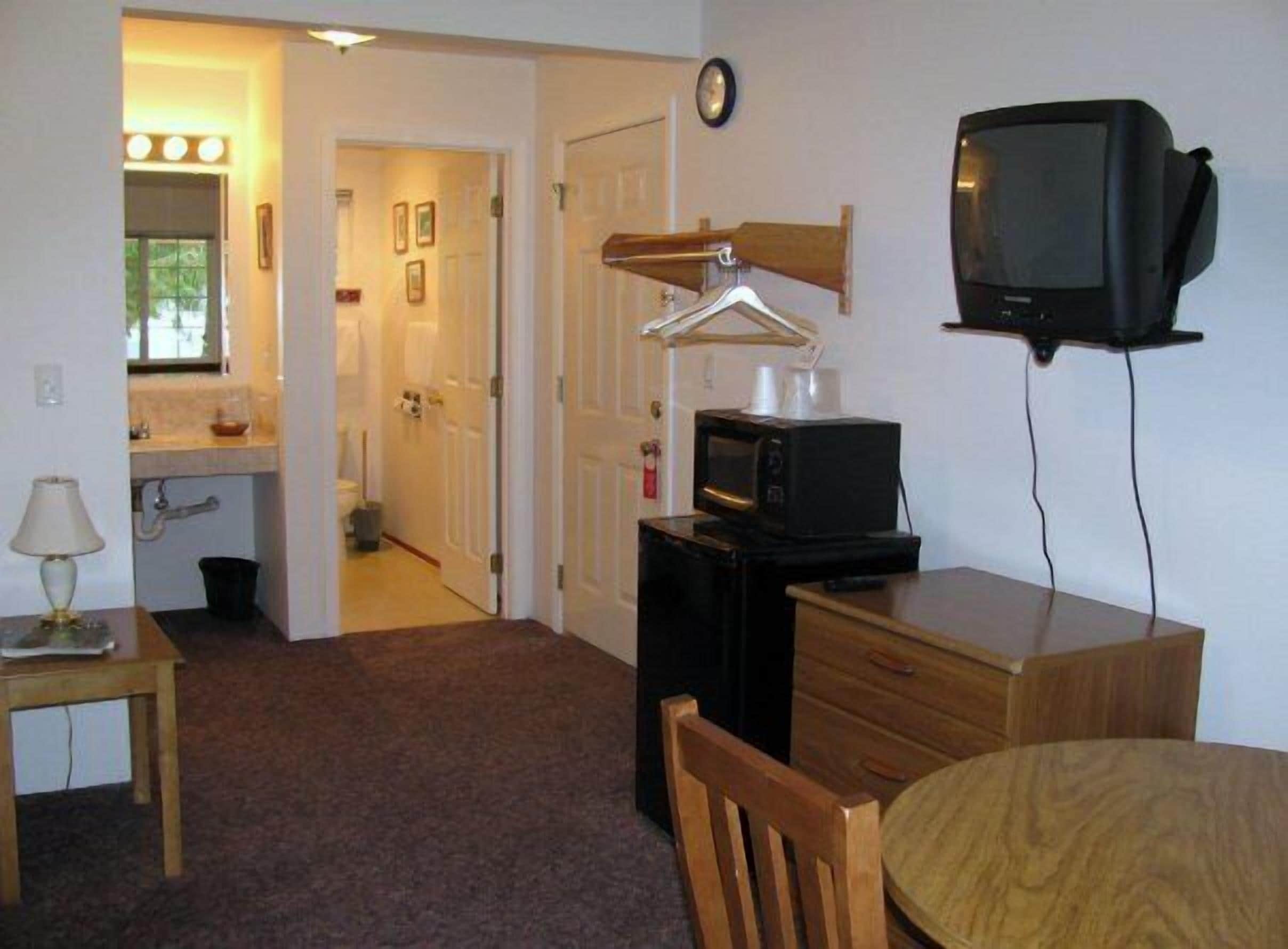 suite, 1 queen bed, fireplace | living area | flat-screen tv