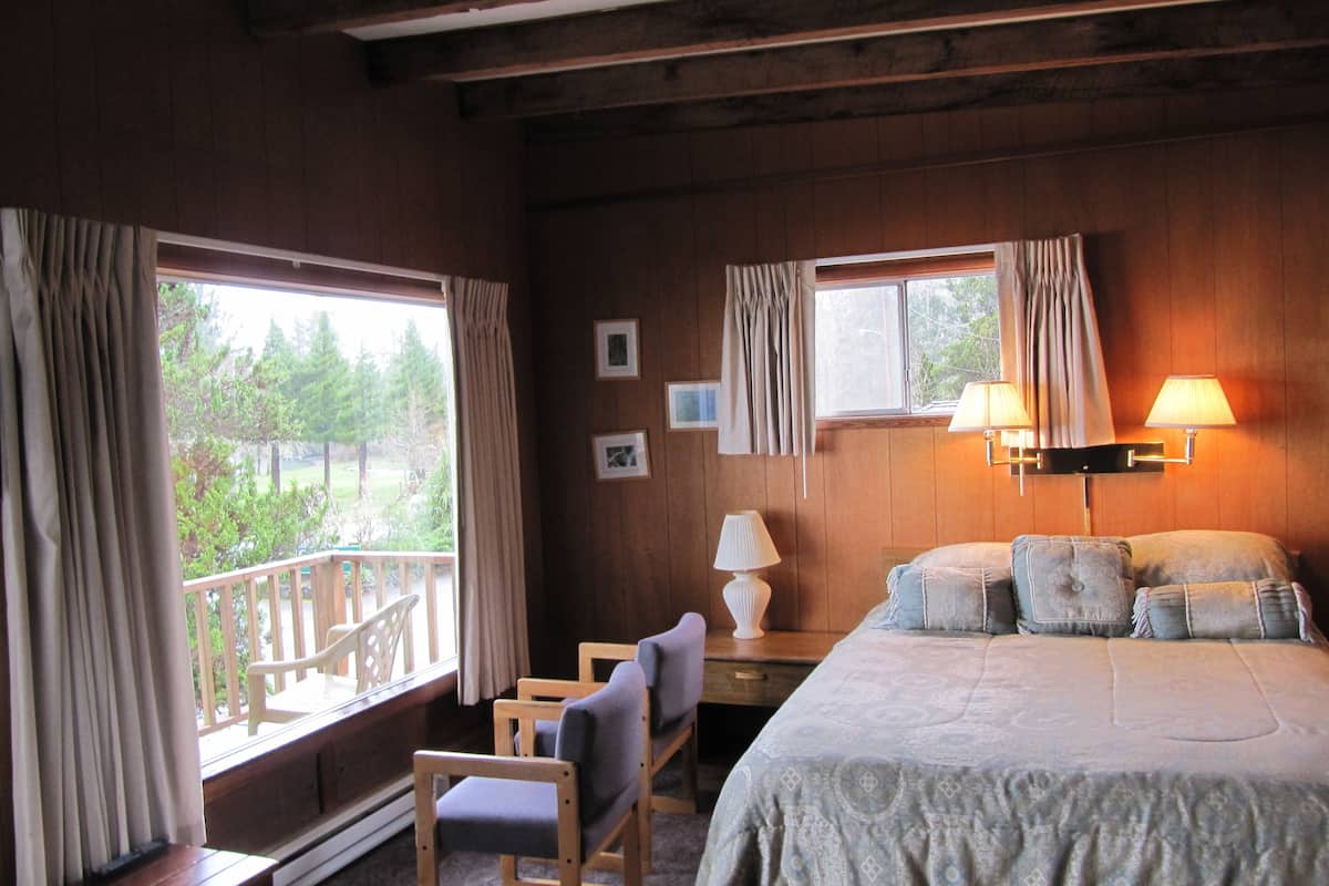 room, lake view | bed sheets