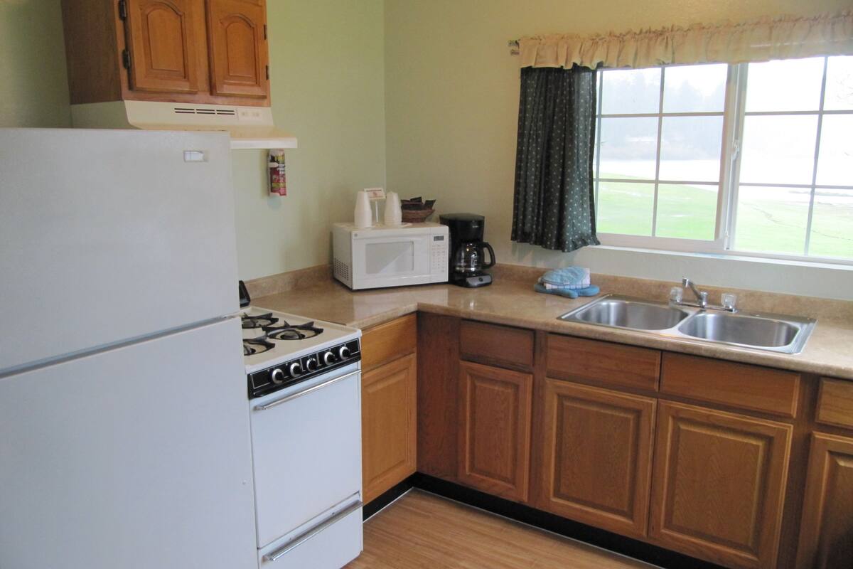 cabin, fireplace (#  6, kitchen, jetted tub) | private kitchen | coffee/tea maker