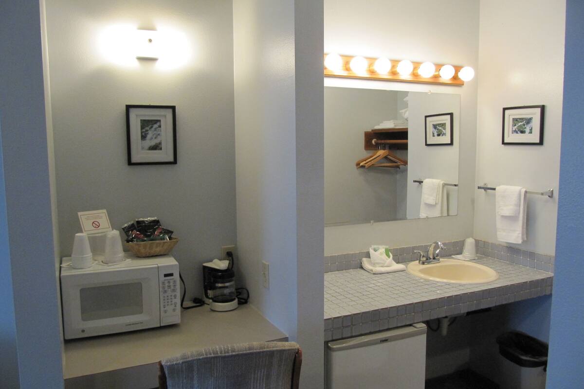 cabin, fireplace (#  8, jetted tub) | bed sheets