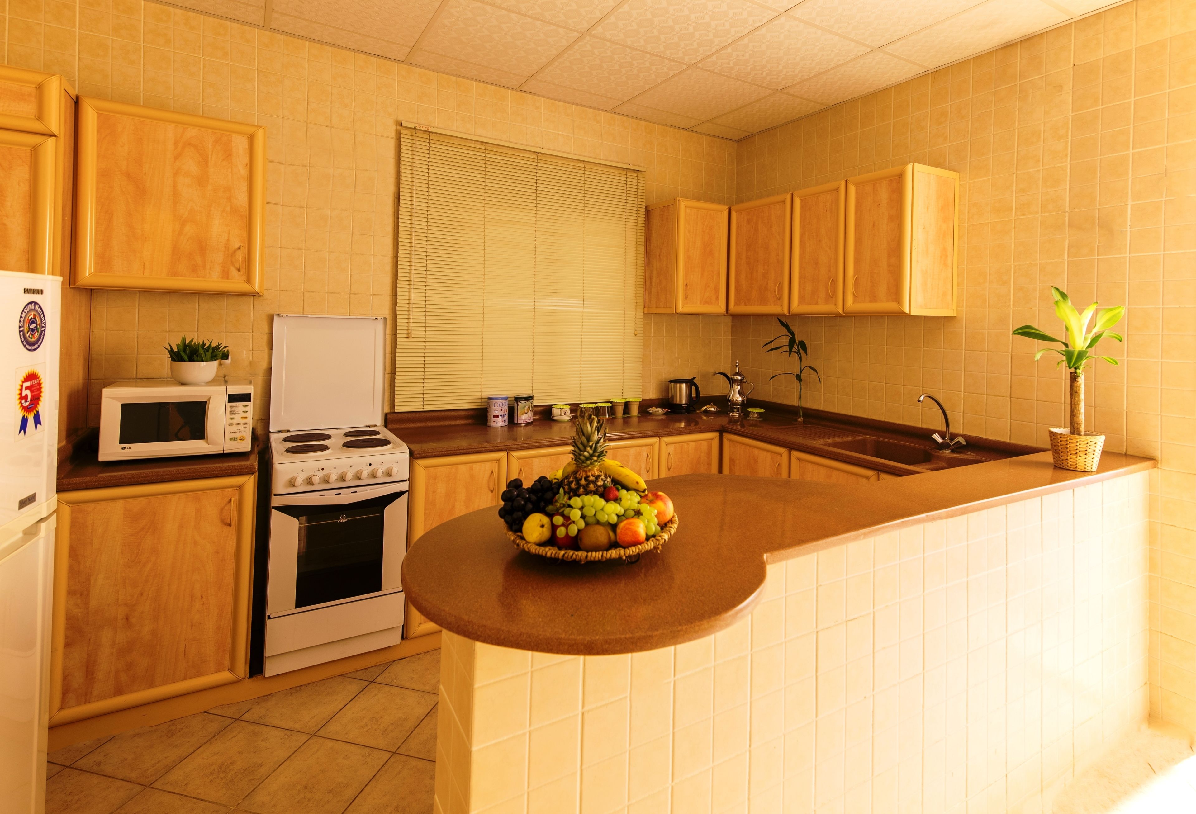 full-sized fridge, microwave, oven, stovetop