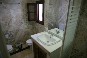 تجهيزات دش، دُش غزير، مستلزمات مجانية للعناية الشخصية، مجففات شعر