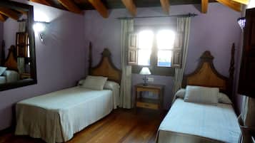 1 habitación, escritorio y tabla de planchar con plancha