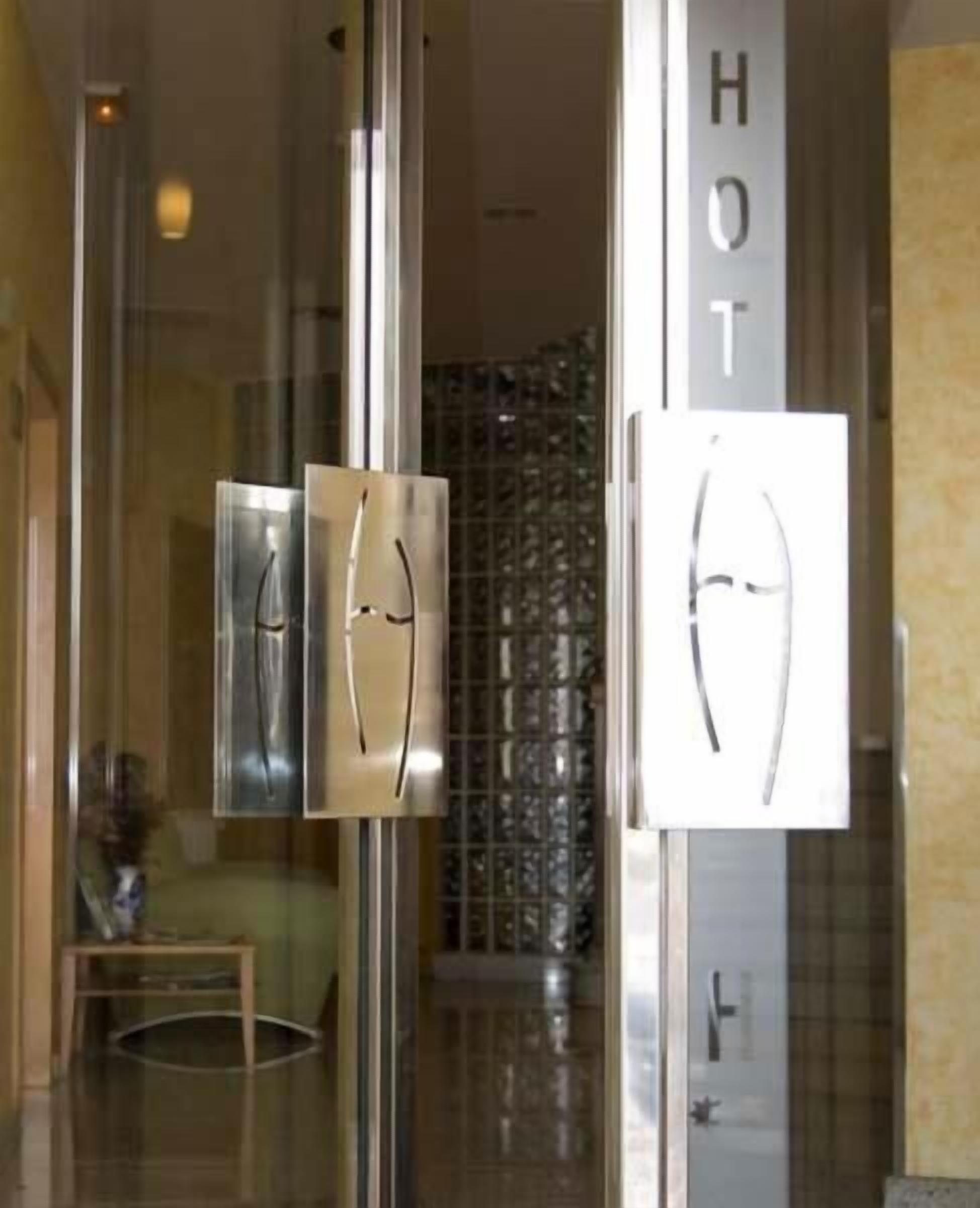 Combined shower/bathtub, free toiletries, hair dryer, bidet