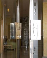 Bañera con ducha, artículos de tocador gratuitos, secador de pelo, bidet