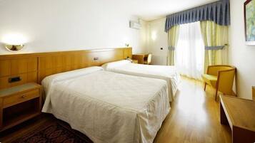 Kamar Twin Standar | Seprai premium, minibar, brankas, dan meja kerja