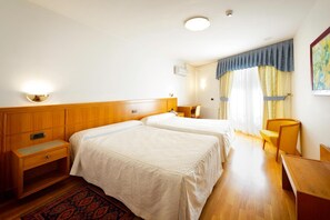 Ropa de cama de alta calidad y minibar 