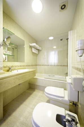 Ropa de cama de alta calidad, minibar, caja fuerte y escritorio