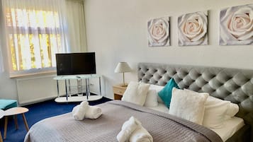 Business Suite, Jetted Tub | Down comforters, desk, blackout drapes, iron/ironing board