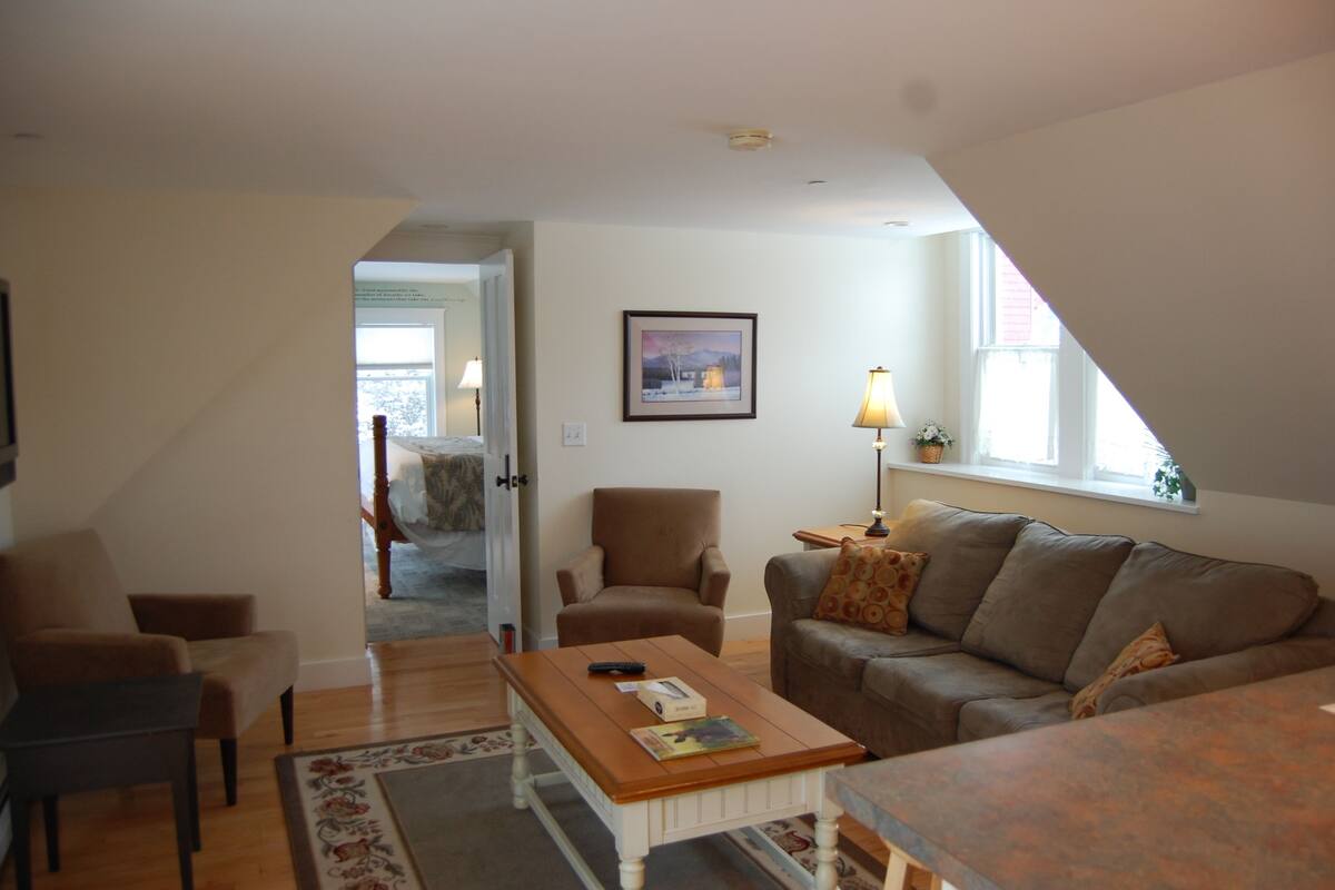 Two Bedroom Apartment, 1 Queen Bed, 1 King Bed, Sleeper Sofa | 客厅 | 32-英寸纯平电视 (配备有线频道)、电视