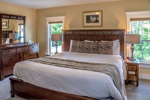 Deluxe King Room | Premium bedding, individually decorated, individually furnished - Cranmore Inn (North Conway)