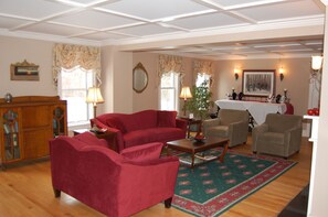 Lobby sitting area - Cranmore Inn (North Conway)